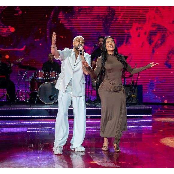 Belo e Gracyanne Barbosa esbanjaram sintonia e até ganharam coro de ‘Beija! Beija!’ da plateia