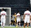 Bruno Samudio comemora defesa de pênalti em jogo contra o São Paulo pouco antes de sua suspensão