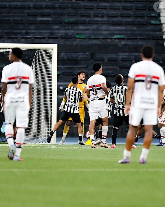 Bruno Samudio comemora defesa de pênalti em jogo contra o São Paulo pouco antes de sua suspensão