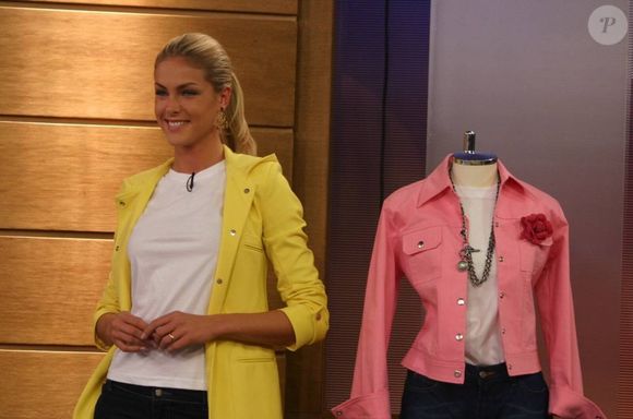 2004 - Ana Hickmann estreou na Rede Record em 2004 com o programa 'Tudo a Ver'. A apresentadora comandava um quadro chamado Estilo Hickmann