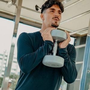 Gabriel Medina praticou uma série de exercícios de alta pressão em baixa temperatura na orla de Ipanema