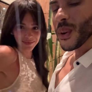 Quando Hugo se deparou com Bruna Marquezine no local, disse: 'Gente, olha a dona da festa hoje', citou. Marquezine estava com os cabelos soltos, e sua beleza estava ainda mais radiante.