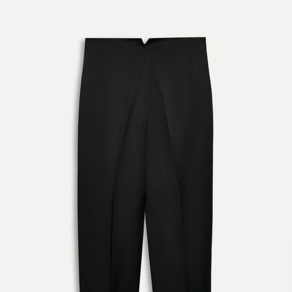 Inspirada no visual elegante de Carolina Herrera, a nova calça de linho da Zara aposta em modelagem ampla e tecido fresco para os dias quentes. O modelo custa R$ 439,00