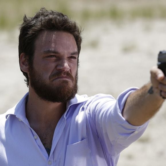 Último capítulo de 'Além do Tempo': a cena do penhasco se repete com Pedro (Emilio Dantas) apontando uma arma para Lívia (Alinne Moraes) e Felipe (Rafael Cardoso)