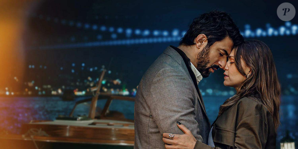 Cena final de ‘Berço de Ouro’ mostra Osman em uma lancha tentando impedir a partida de Nihal - momento decisivo do desfecho da série