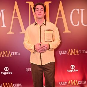 Filho de Giovanna Antonelli e Murilo Benício, Pietro Antonelli vestiu uma camisa de seda em tom amarelo-manteiga com debruns e botões em contraste marrom, evocando uma estética vintage dos anos 70. A calça de alfaiataria marrom chocolate e as botas de bico fino em tom creme completaram a paleta terrosa, resultando em um visual harmônico e cheio de personalidade