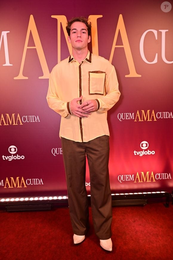 Filho de Giovanna Antonelli e Murilo Benício, Pietro Antonelli vestiu uma camisa de seda em tom amarelo-manteiga com debruns e botões em contraste marrom, evocando uma estética vintage dos anos 70. A calça de alfaiataria marrom chocolate e as botas de bico fino em tom creme completaram a paleta terrosa, resultando em um visual harmônico e cheio de personalidade