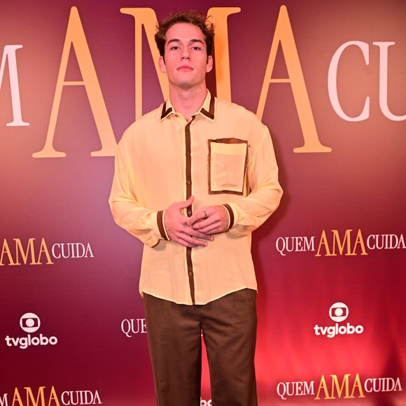 Filho de Giovanna Antonelli e Murilo Benício, Pietro Antonelli vestiu uma camisa de seda em tom amarelo-manteiga com debruns e botões em contraste marrom, evocando uma estética vintage dos anos 70. A calça de alfaiataria marrom chocolate e as botas de bico fino em tom creme completaram a paleta terrosa, resultando em um visual harmônico e cheio de personalidade