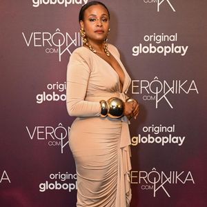 Roberta Rodrigues é a protagonista de 'Verônika com K'. Ela escolheu um vestido longo ajustado ao corpo em tom bege/nude de mangas compridas e decote em "V" pronunciado