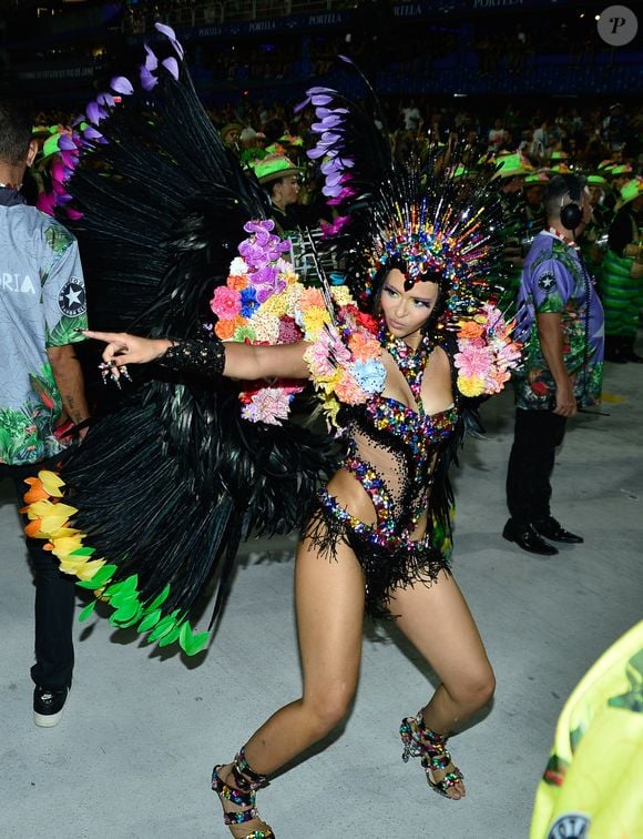 Carnaval 2026: irmã de Lexa, Wenny Isa estreou como rainha de bateria da Botafogo Samba Clube, na Série Ouro. Fantasia avaliada em R$ 35 mil com cerca de mil cristais bordados e 700 penas de faisões