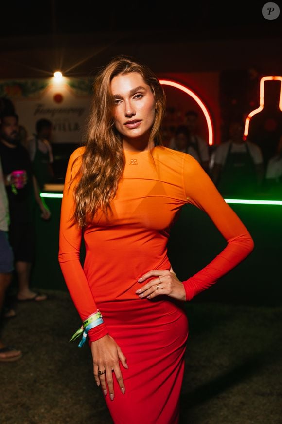 Sasha Meneghel em vestido laranja: a cor vai dar sorte para quem é de Leão, assim como a modelo, em 2025