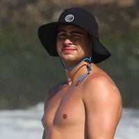 Rafa Vitti, de sunga na praia, choca com corpo super definido; ator transformou silhueta com dieta saudável que leva muita beterraba e grão-de-bico