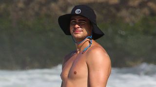 Rafa Vitti, de sunga na praia, choca com corpo super definido; ator transformou silhueta com dieta saudável que leva muita beterraba e grão-de-bico