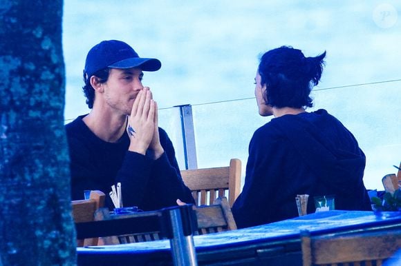 Bruna Marquezine e Shawn Mendes combinaram look durante passeio no Rio