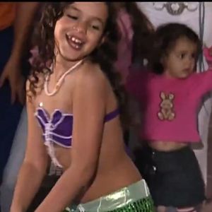 Bruna Marquezine arrasou no funk em sua festa de 08 anos
