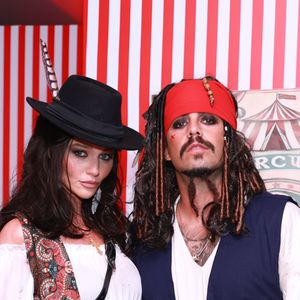 Fantasia de Halloween para casal inspirada em filme: Pedro Scooby e Cintia Dicker fantasiados de 'Piratas do Caribe'