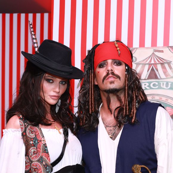 Fantasia de Halloween para casal inspirada em filme: Pedro Scooby e Cintia Dicker fantasiados de 'Piratas do Caribe'