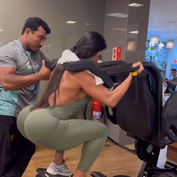Gracyanne Barbosa fez uma série de exercícios tanto para membros inferiores, como superiores.