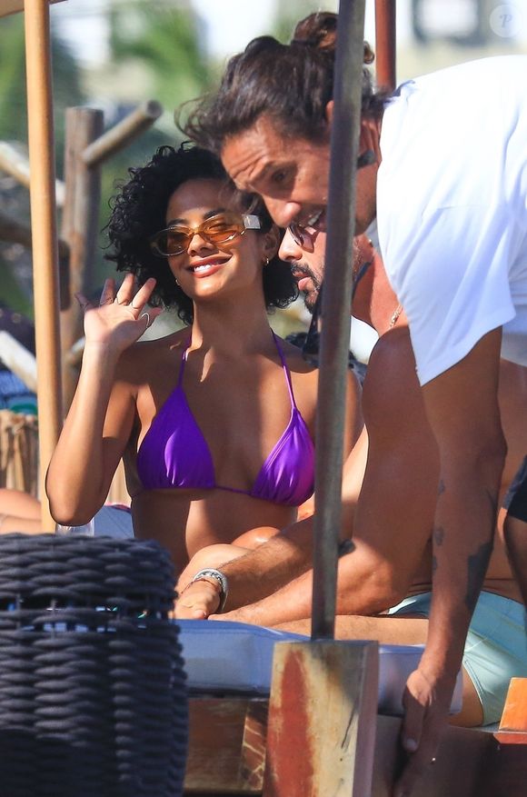 Cauã Reymond e Bella Campos foram ensaiados separadamente para gravarem cena de briga e empurrão de César em Maria de Fátima para a novela 'Vale Tudo'