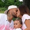 Encontro de grávidas! À espera do 5º filho de Neymar, Bruna Biancardi leva mão à barriguinha de gravidez em passeio na Disney com irmã e amiga