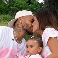 Encontro de grávidas! À espera do 5º filho de Neymar, Bruna Biancardi leva mão à barriguinha de gravidez em passeio na Disney com irmã e amiga
