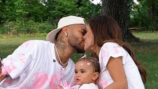Encontro de grávidas! À espera do 5º filho de Neymar, Bruna Biancardi leva mão à barriguinha de gravidez em passeio na Disney com irmã e amiga