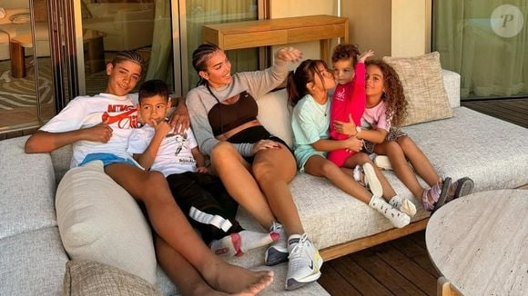 Cristiano Ronaldo e Georgina Rodríguez celebram uma família formada por cinco filhos. O casal é pai de Alana Martina e Bella Esmeralda, enquanto Georgina também participa da criação de Cristiano Jr. e dos gêmeos Eva e Mateo
