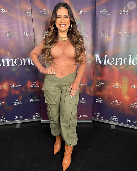 '"Mexi no cabelo, mas só um pouquinho na cor [em novembro, ela adotou o visual morena iluminada], não foi aquela coisa de cortar e mudar radical', disse Simone