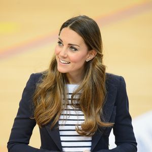 Kate Middleton foi exibindo os fios dos cabelos mais claros, com luzes, com o tempo