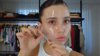 Sérum em alta na beleza! Os 8 melhores séruns para sua pele neste Inverno: lista tem um feito 3 tipos de mel de abelha negra, novidade ‘antiderretimento’ da pele e até microagulhas invisíveis