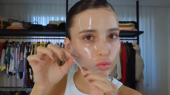 Sérum em alta na beleza! Os 8 melhores séruns para sua pele neste Inverno: lista tem um feito 3 tipos de mel de abelha negra, novidade ‘antiderretimento’ da pele e até microagulhas invisíveis