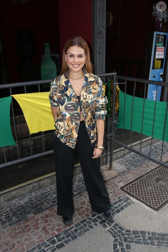 Brasil x Noruega na Copa 2026: Paloma Bernardi elegeu blusa estampada para assistir ao jogo