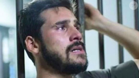 Rudá (Nicolas Prattes) será quase pego por tiros de Molina (Rodrigo Lombardi) em Mania de Você