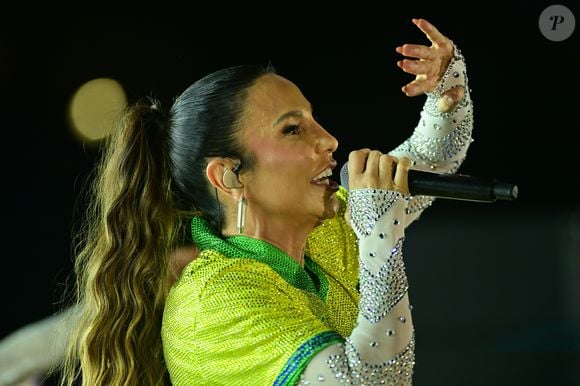 Rainha do axé aposta em look ousado com camisa da Seleção estilizada e tênis prateados