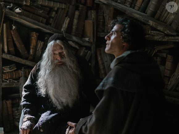 'Nas Mãos de Dante' conecta o presente e o passado, criando paralelos entre os personagens