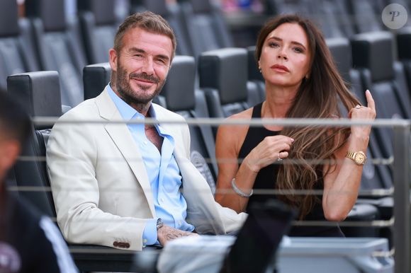 Victoria e David Beckham foram acusados de vazar informações sobre Príncipe Harry e Meghan Markle e estão afastados da realeza, segundo boatos