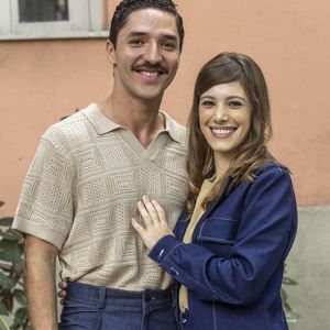 Ronaldo (João Vitor Silva) e Camila (Caroline Dallarosa) na novela Garota do Momento