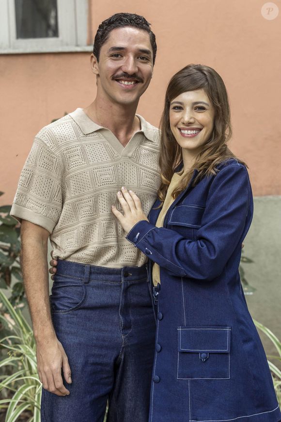 Ronaldo (João Vitor Silva) e Camila (Caroline Dallarosa) na novela Garota do Momento