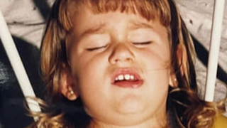 Essa fofurinha fazendo careta virou uma das 'nepobabies' mais famosas do Brasil - hoje é fashionista e já chegou a Hollywood. Reconhece?