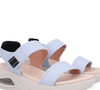 A "Sandália Salto Plataforma Couro Azul Fecho-Flex", da Usaflex, combina couro napa na cor azul gelo com o chamado "Solado Bolha", tecnologia que promete mais conforto no calcanhar ao longo do dia, conforme divulgado pela própria marca