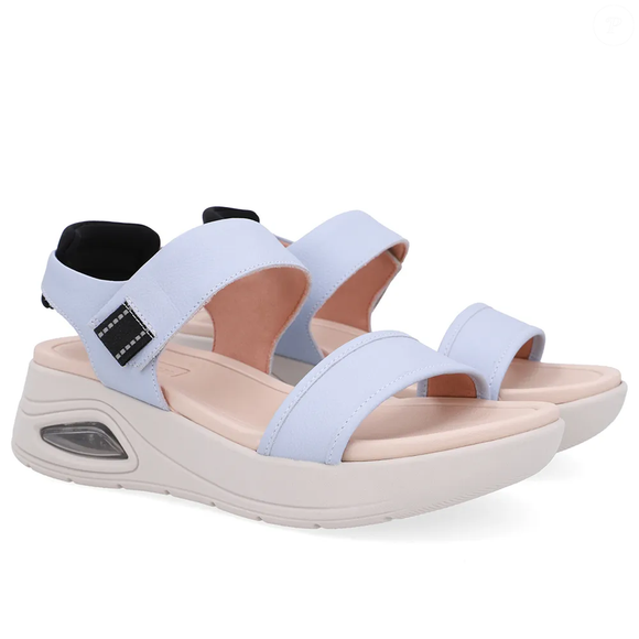 A "Sandália Salto Plataforma Couro Azul Fecho-Flex", da Usaflex, combina couro napa na cor azul gelo com o chamado "Solado Bolha", tecnologia que promete mais conforto no calcanhar ao longo do dia, conforme divulgado pela própria marca