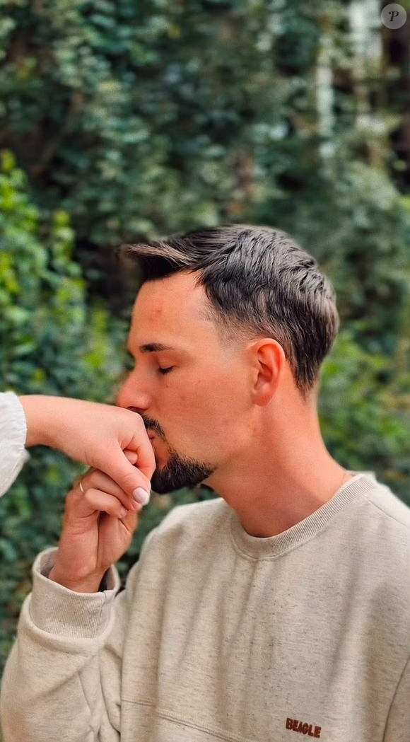 Lucas Borbas surpreendeu seguidores ao revelar o noivado com Diulia Loregian em publicação romântica nas redes