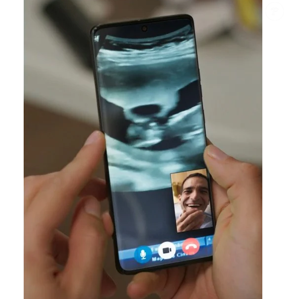 Erro da Globo: Afonso parece mutante com três mãos ao segurar celular