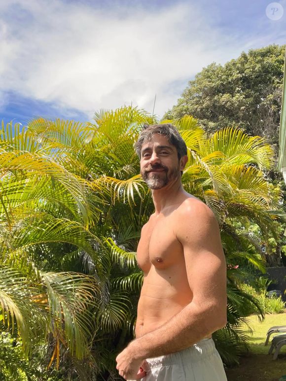 A boa forma de Jimmy, de 'Avenida Brasil', interpretado por Felipe Abib, sem camisa, que hoje tem 43 anos, mostra que o tempo só o fez envelhecer como um bom vinho