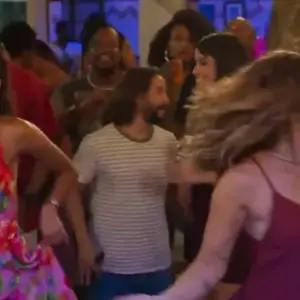 Novela ‘Vale Tudo’: Paolla Oliveira fez aulas com um professor de dança para ‘desaprender’ a sambar em uma recente cena