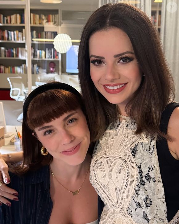Sandy ao lado de Alice Wegmann em 2025 nos bastidores de 'Vale Tudo'