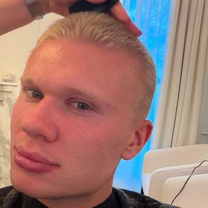 Haaland corta o cabelo: o astro do Manchester City decidiu deixar para trás os longos cabelos que se tornaram uma de suas principais marcas visuais