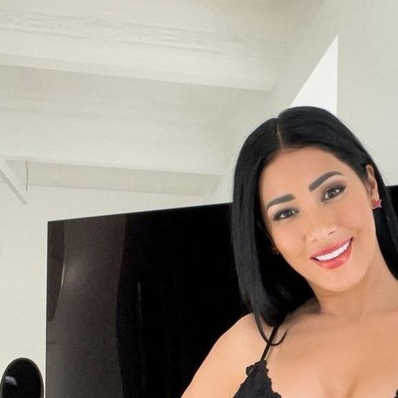 Simaria de sutiã e calcinha pretos, com renda, bastante estilosos