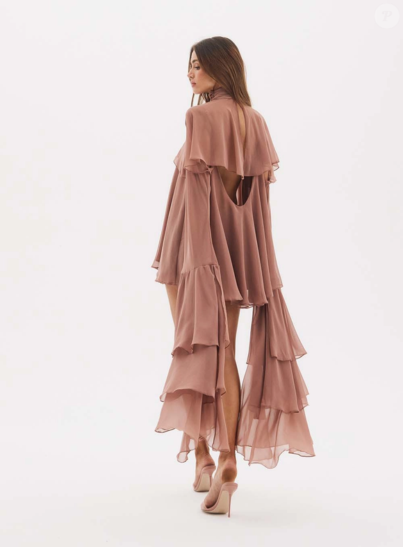 Look é da marca Oasis e está à venda por R$ 2.732,24