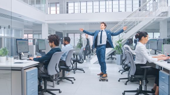 Por que algumas pessoas rendem melhor em mesas bagunçadas - segundo a psicologia